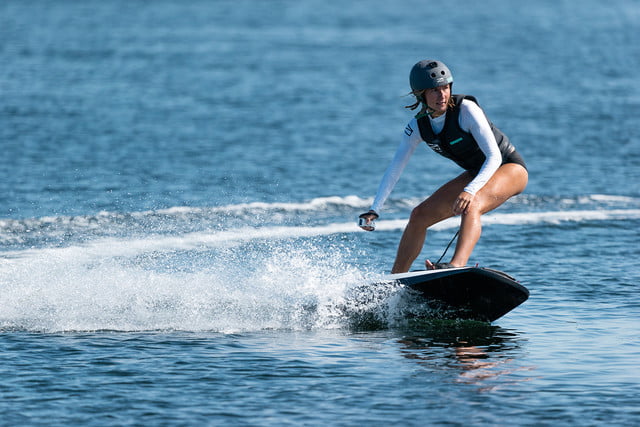 Awake-Ravik-Electric-Surfboard-In-Action-2